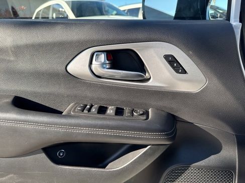 Used 2024 Chrysler Pacifica Select image 27