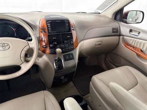 Used 2008 Toyota Sienna XLE image 33