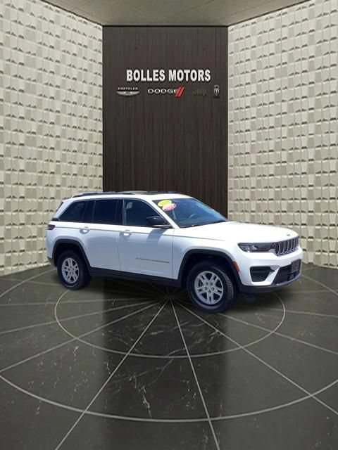 Used 2023 Jeep Grand Cherokee Laredo AWD/4WD image 2