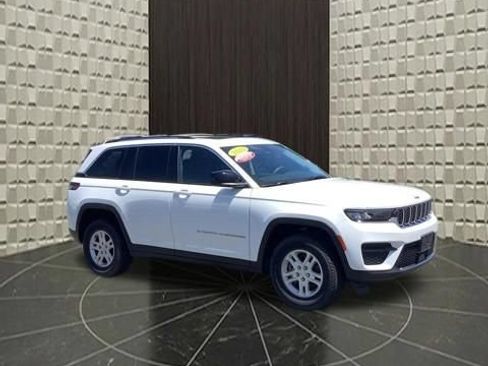 Certified 2023 Jeep Grand Cherokee Laredo AWD/4WD image 2