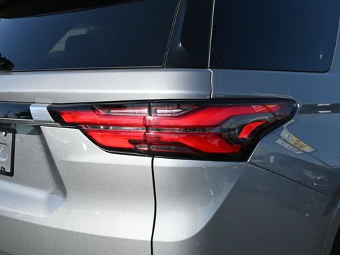 Used 2023 Chevrolet Traverse Premier FWD image 21