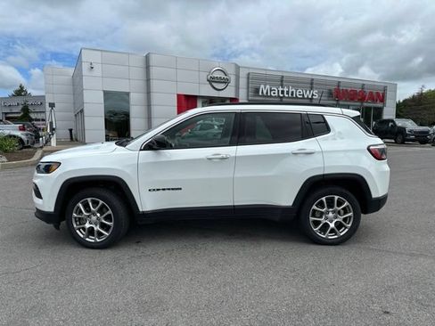 Used 2024 Jeep Compass Latitude AWD/4WD image 2