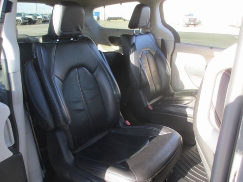 Used 2021 Chrysler Pacifica Touring-L image 20