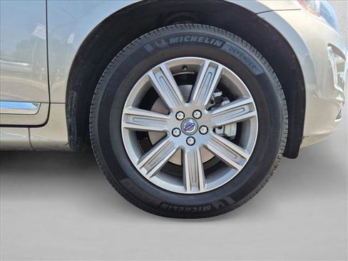 Used 2016 Volvo XC60 T6 w/ Proximity Package FWD image 9