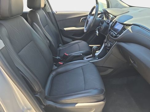 Used 2021 Chevrolet Trax LT AWD/4WD image 12
