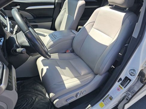 Used 2017 Toyota Highlander XLE w/ Carpet Mat Package AWD/4WD image 6