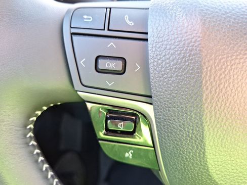 Used 2025 Toyota Camry SE w/ Convenience Package image 22