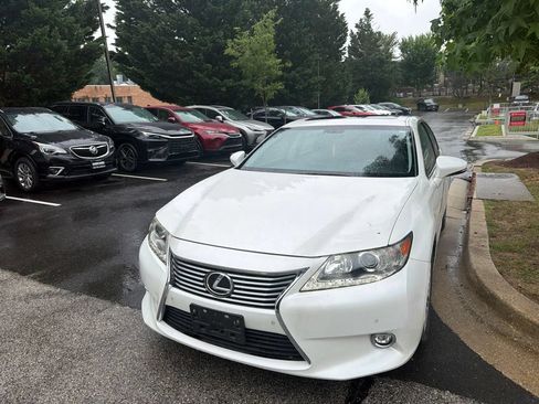 Used 2014 Lexus ES 350 w/ Luxury Package FWD image 2