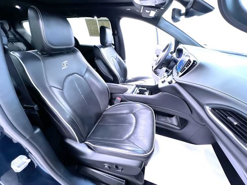 Used 2025 Chrysler Pacifica Limited FWD image 38