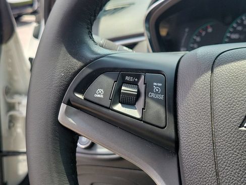 Used 2022 Chevrolet Trax LT w/ LT Convenience Package FWD image 11