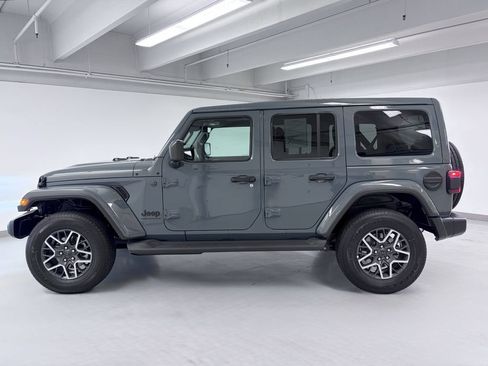 Used 2026 Jeep Wrangler Unlimited Sahara AWD/4WD image 4