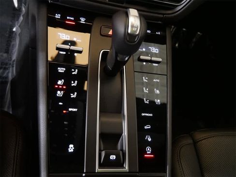 Used 2025 Porsche Macan image 27