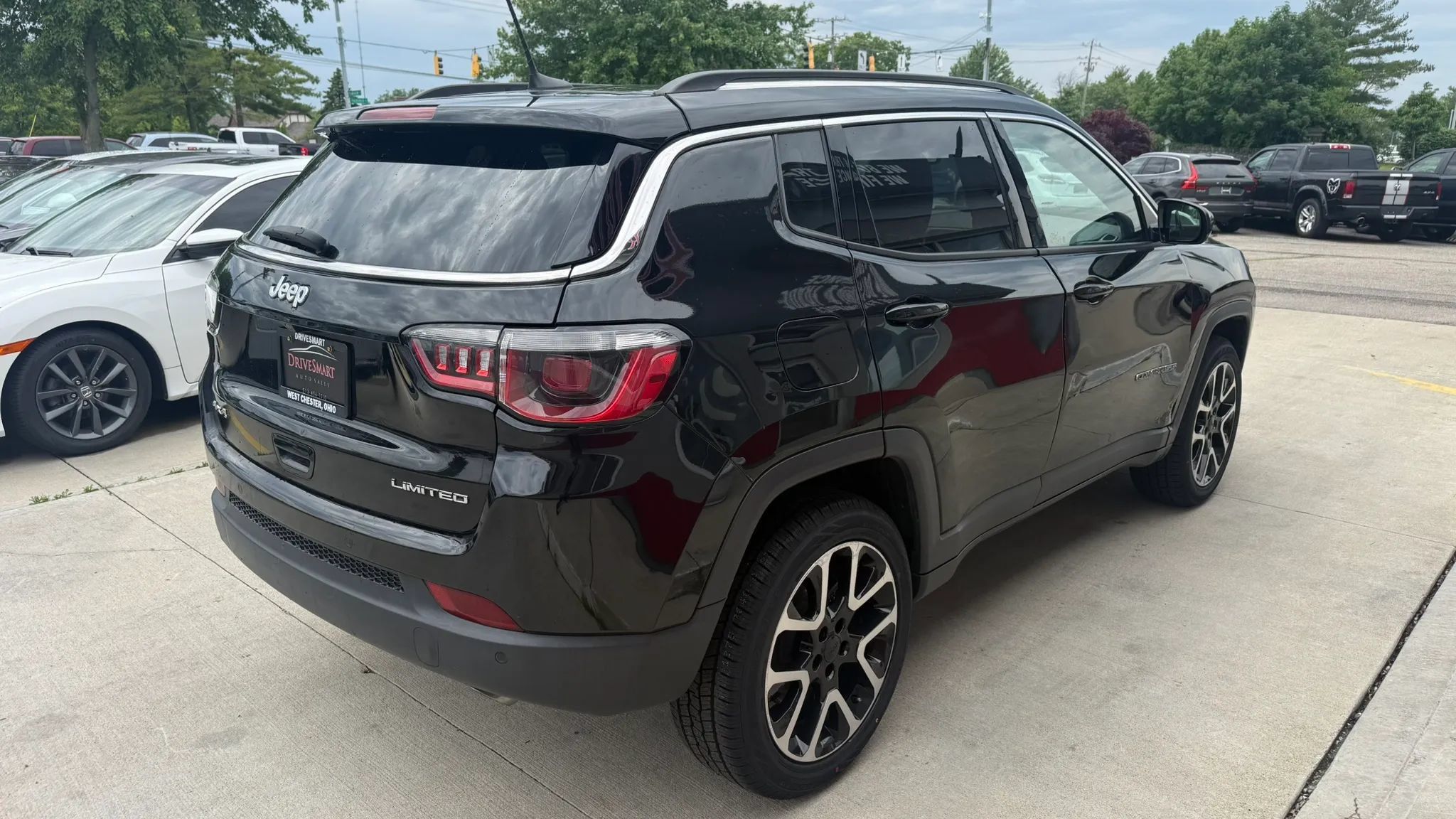 Used 2018 Jeep Compass Limited w/ Navigation Group AWD/4WD image 3