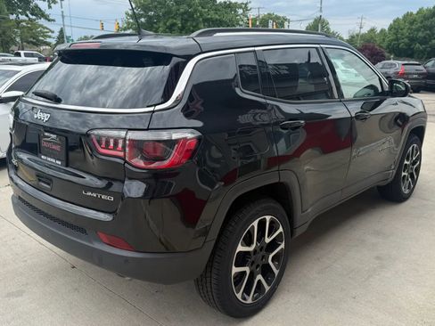 Used 2018 Jeep Compass Limited w/ Navigation Group AWD/4WD image 3