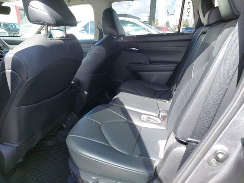 Used 2021 Toyota Highlander XLE image 9