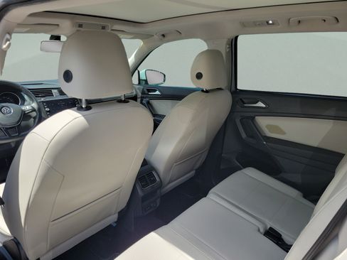 Used 2018 Volkswagen Tiguan SE w/ Panoramic Sunroof Package FWD image 12