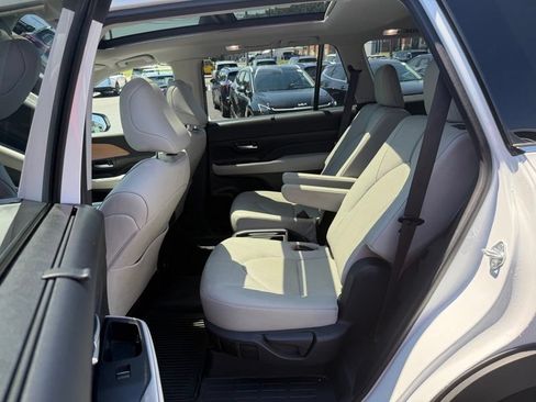 Used 2024 Toyota Grand Highlander AWD image 10