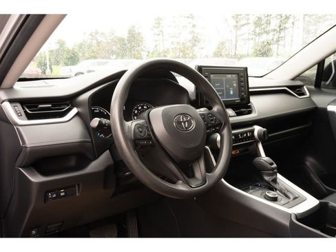 Used 2022 Toyota RAV4 LE image 10
