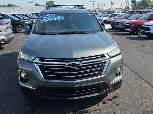 Used 2023 Chevrolet Traverse LT FWD image 2