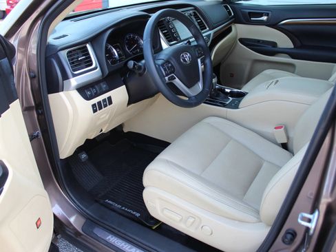 Used 2018 Toyota Highlander Limited AWD/4WD image 11