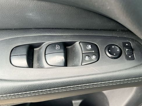 Used 2014 Nissan Pathfinder SL image 17