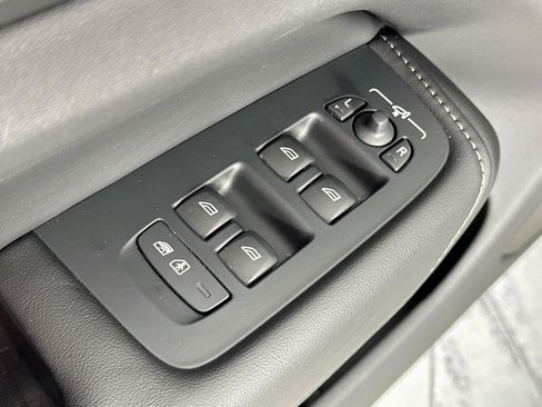 Used 2022 Volvo XC60 B5 Inscription w/ Protection Package Premier image 18