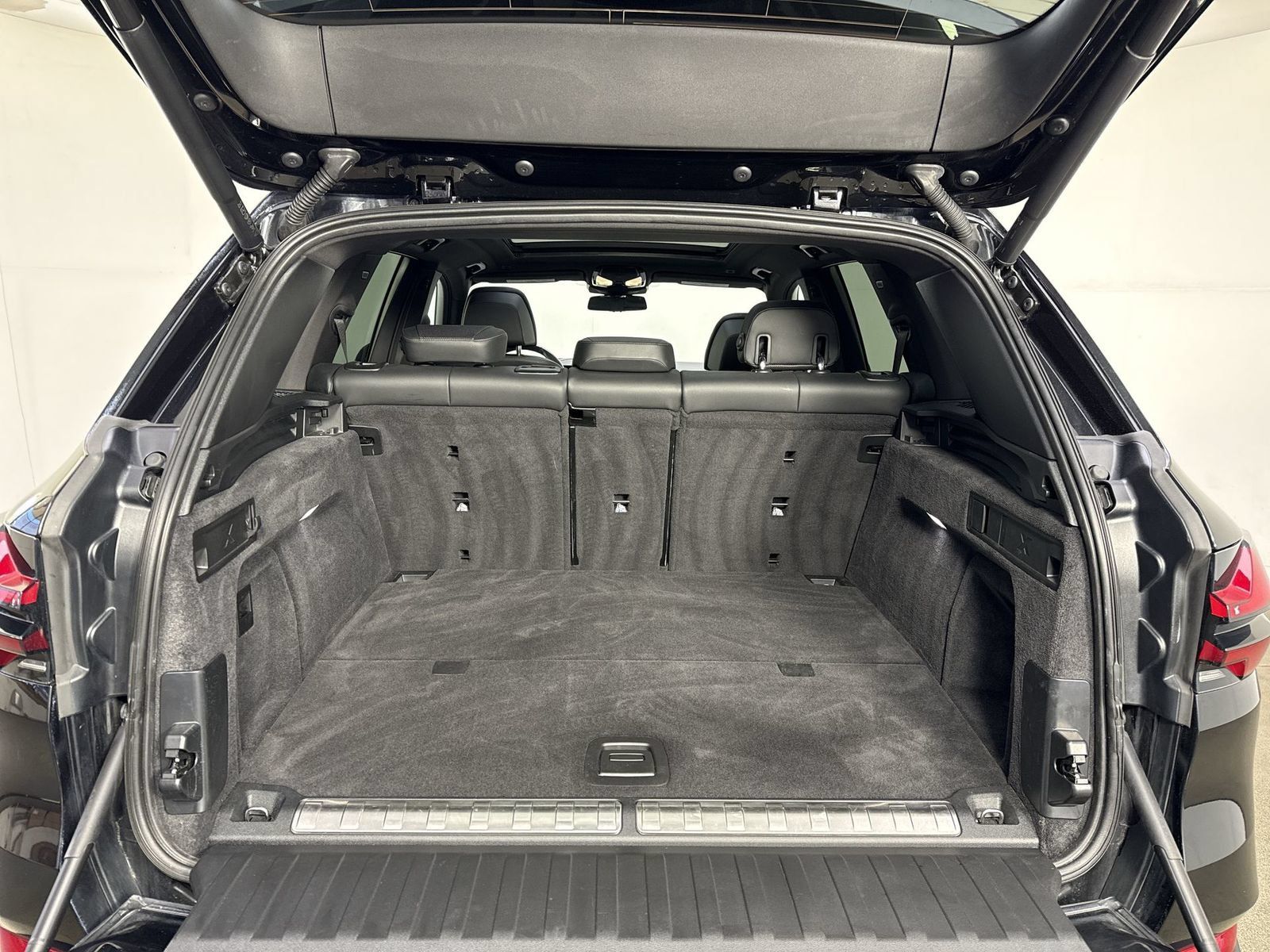 Used 2024 BMW X5 xDrive50e AWD/4WD image 34