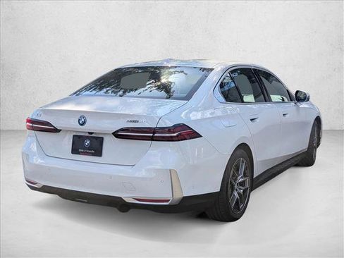 New 2026 BMW i5 eDrive40 w/ Convenience Package image 2