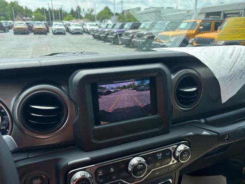 Used 2023 Jeep Gladiator Sport AWD/4WD image 18