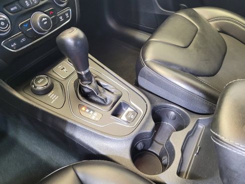 Used 2020 Jeep Cherokee Latitude Plus image 26