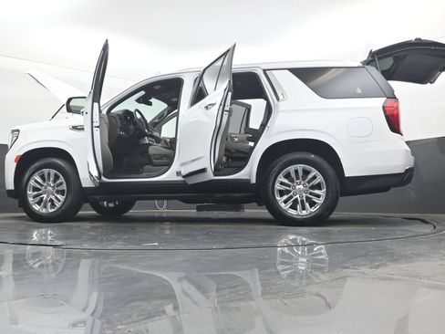 Used 2024 GMC Yukon SLT w/ SLT Luxury Package AWD/4WD image 43