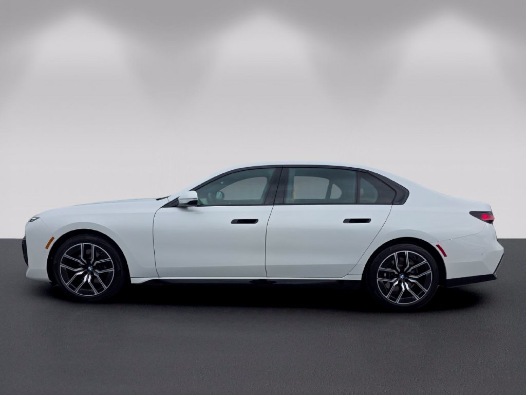 Used 2023 BMW 740i w/ Parking Assistance Package RWD image 7