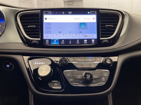 New 2026 Chrysler Pacifica Limited image 10