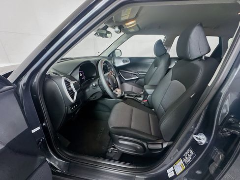 Used 2025 Kia Soul LX w/ LX Technology Package FWD image 13