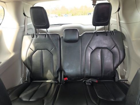 Used 2023 Chrysler Pacifica Touring-L image 28