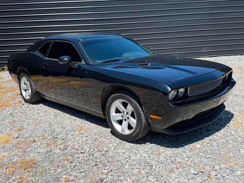 Used 2013 Dodge Challenger SXT RWD image 2