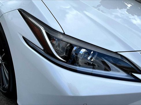 Used 2025 Lexus ES 300h w/ Premium Package image 21