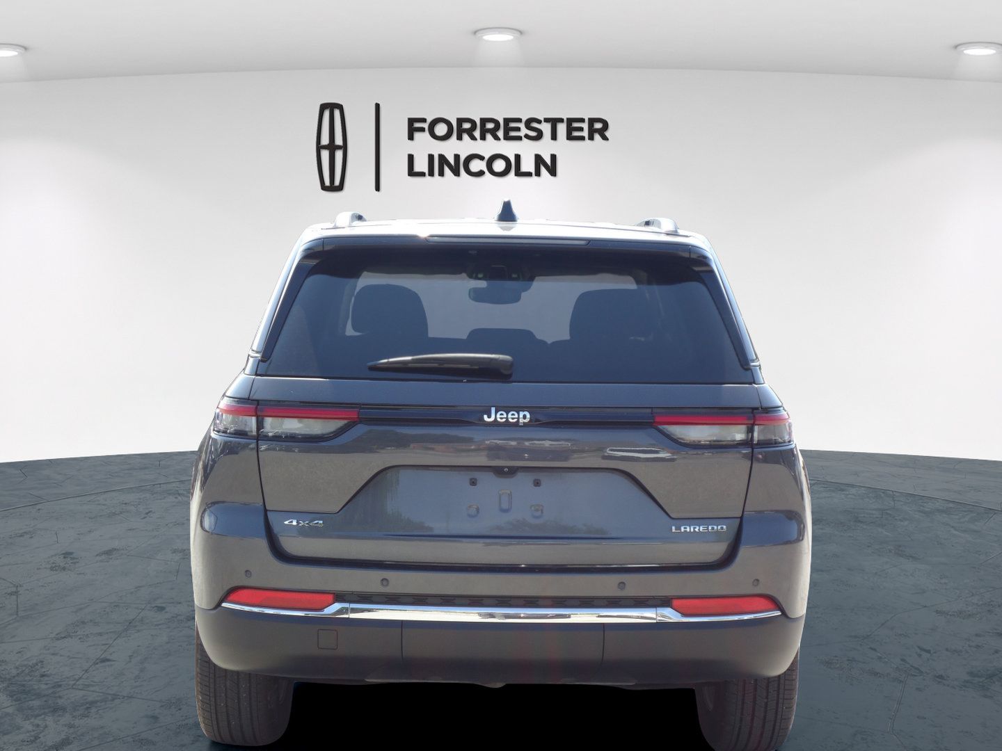 Used 2023 Jeep Grand Cherokee Laredo X AWD/4WD image 4