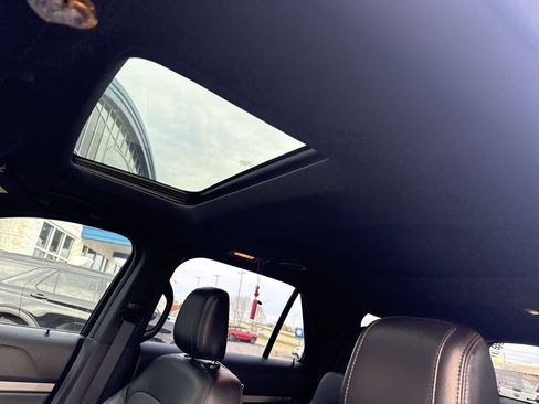 Used 2018 Ford Explorer XLT w/ Equipment Group 202A image 9