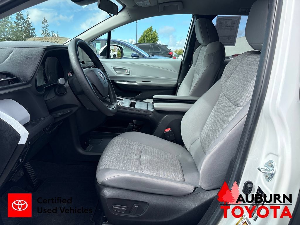 Certified 2025 Toyota Sienna LE FWD image 18