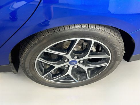 Used 2018 Ford Focus SE w/ SE Appearance Package FWD image 28
