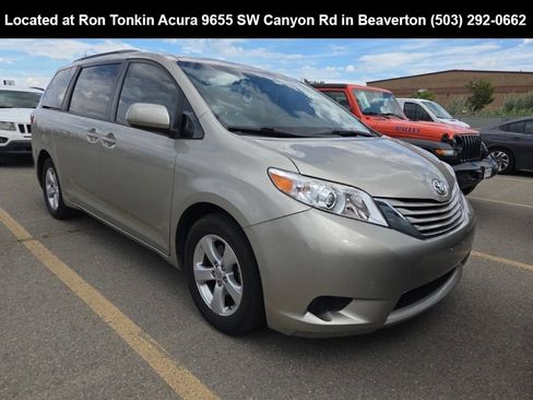 Used 2016 Toyota Sienna LE FWD image 1