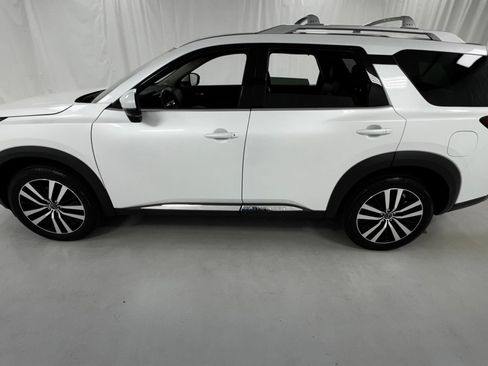 Certified 2025 Nissan Pathfinder Platinum AWD/4WD image 6