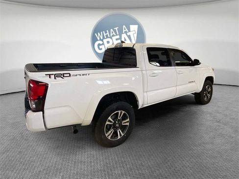 Used 2018 Toyota Tacoma TRD Sport image 3