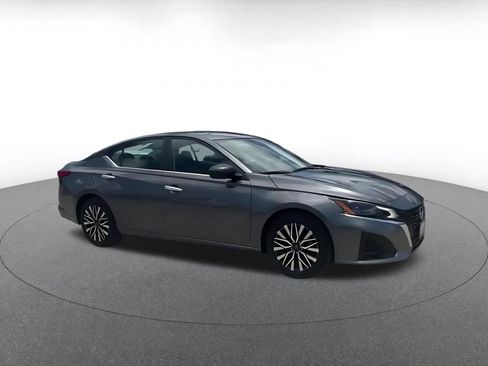Used 2025 Nissan Altima 2.5 SV FWD image 2
