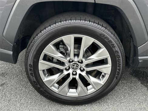 Used 2022 Toyota RAV4 XLE Premium image 17