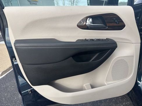 Used 2024 Chrysler Pacifica Limited image 24