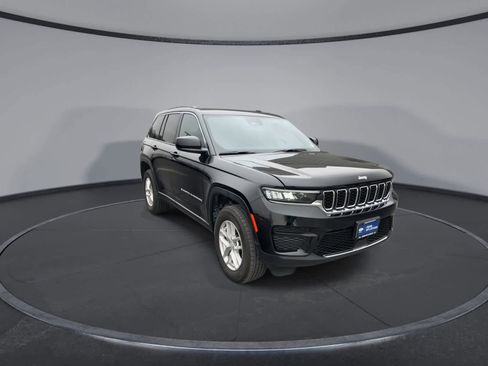 Used 2025 Jeep Grand Cherokee Laredo X image 2