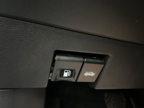 New 2025 Nissan Versa SV image 35