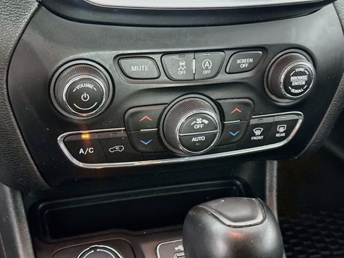 Used 2019 Jeep Cherokee Limited AWD/4WD image 23